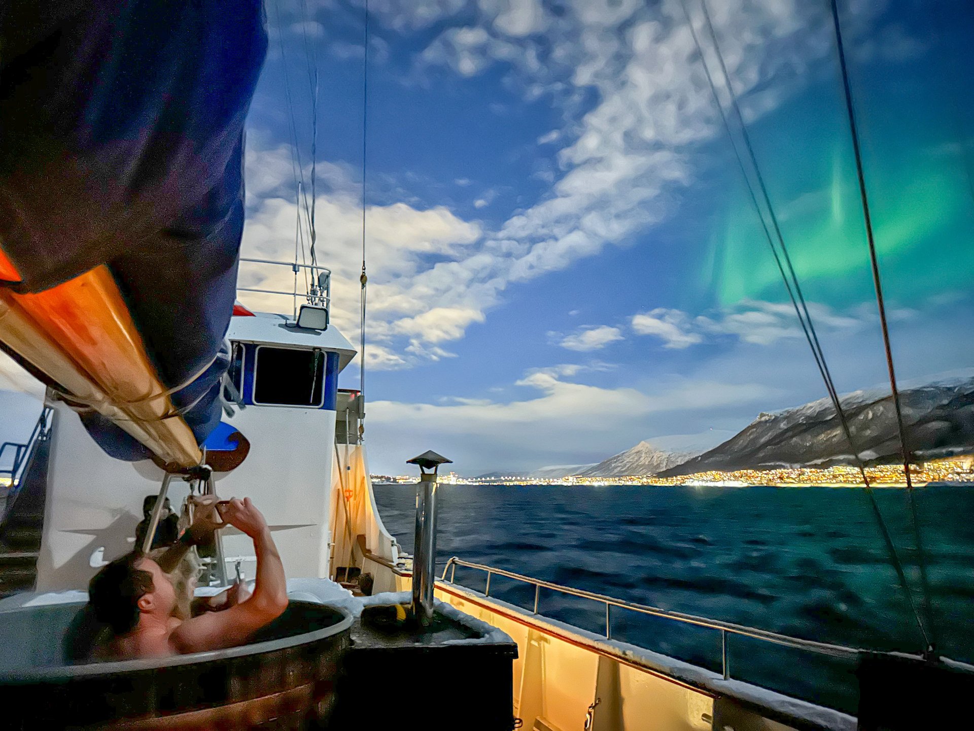 Luxuriöse Polarlichtbootsfahrt mit Whirlpool & Abendessen 