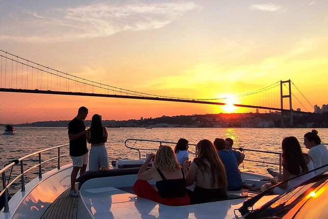 Sunset-Cruise am Bosporus auf einer Luxus-Yacht