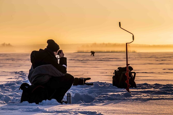 Eisfischen auf einem zugefrorenen See