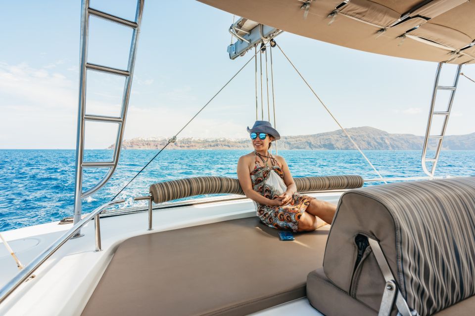 Luxus-Katamaranfahrt mit Mahlzeit & Open Bar (Santorin)