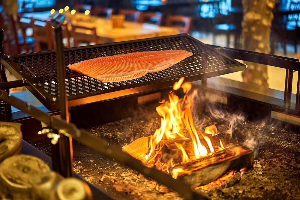 Abendessen in der Wildnis unter Polarlichtern