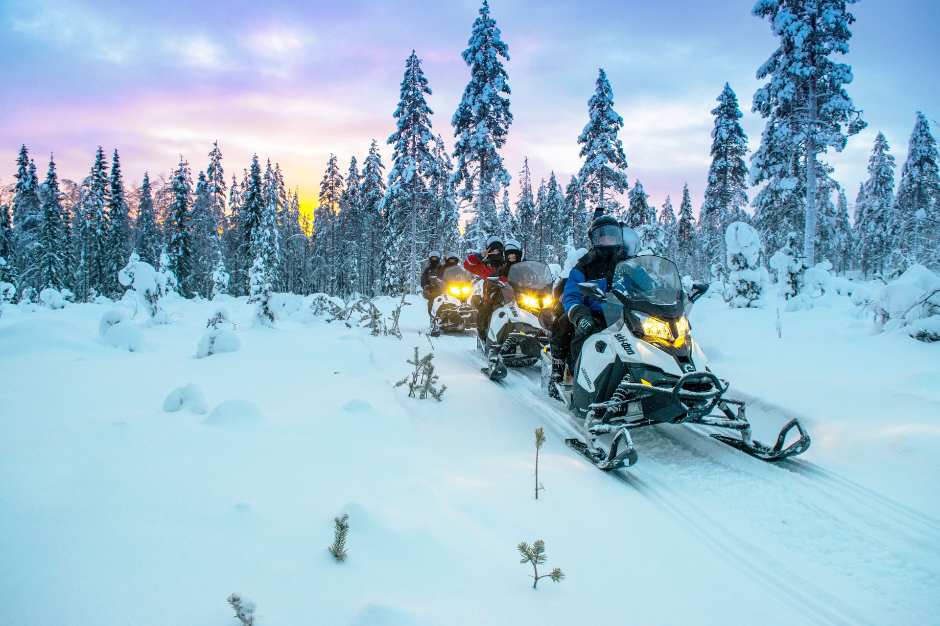 Schneemobiltour durch die Winterlandschaft