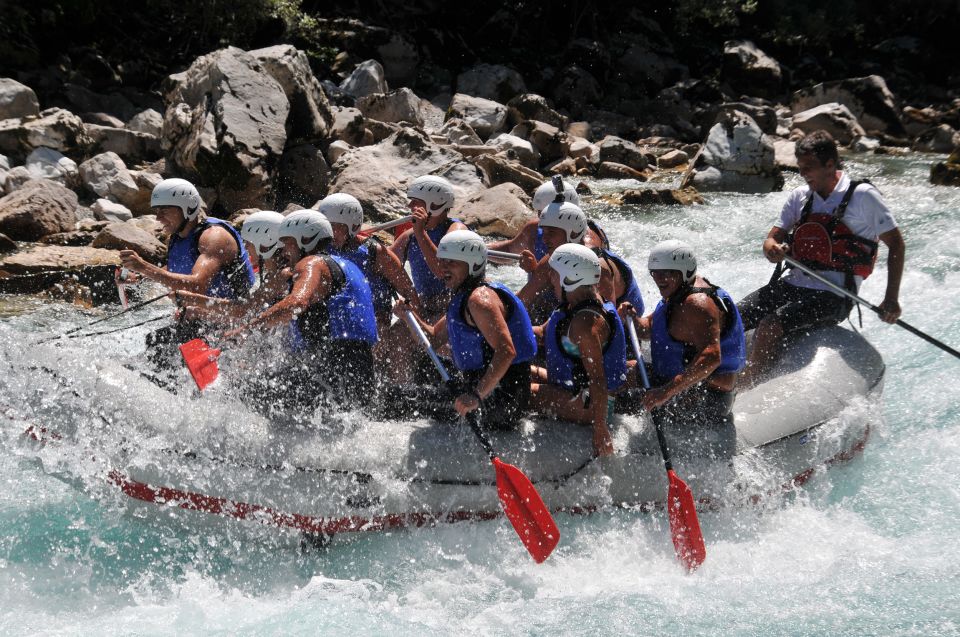 Wildwasser-Rafting auf dem Fluss Tara