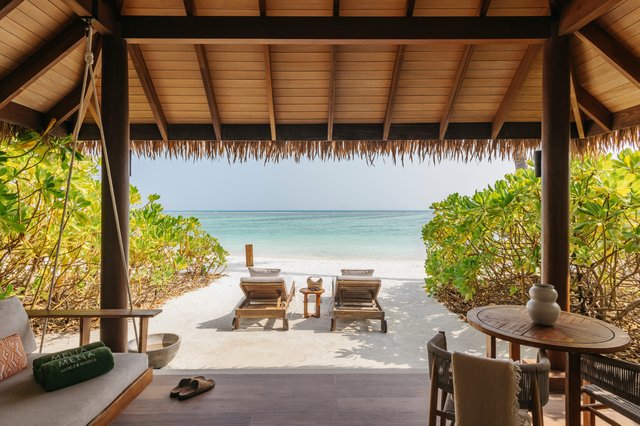 Anreise auf die Malediven & Ankommen im Inselparadies: Wähle zwischen einer Beach oder Deluxe Water Villa mit Pool