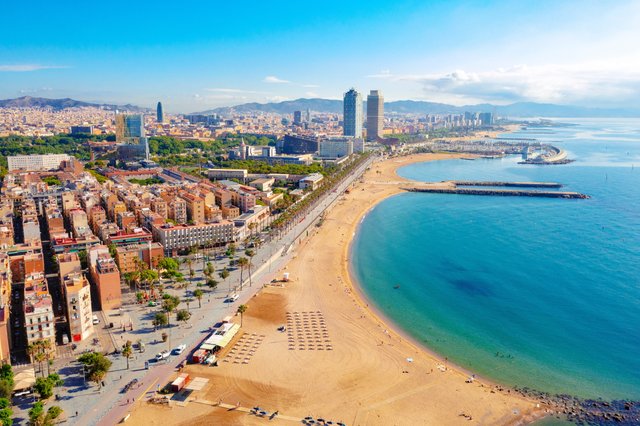 Mit dem Zug quer durch das Land nach Barcelona: Gaudís Meisterwerke & mediterrane Leichtigkeit