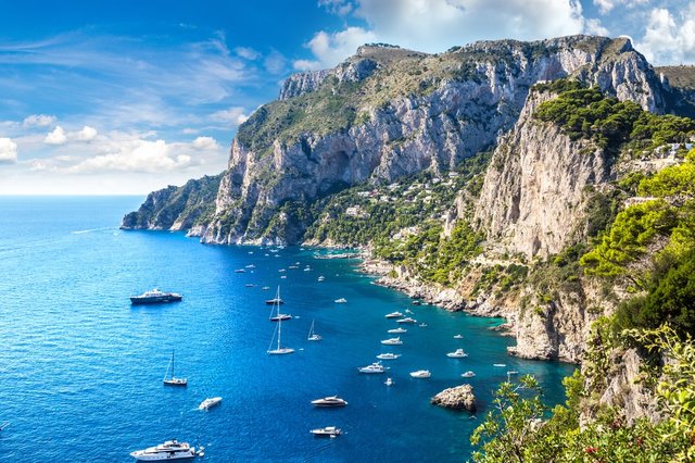 Capri – Mediterrane Schönheit zwischen Eleganz und Naturwundern