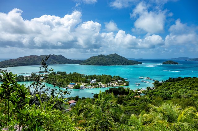 Traumstart auf Praslin mit Strandhotel & Halbpension